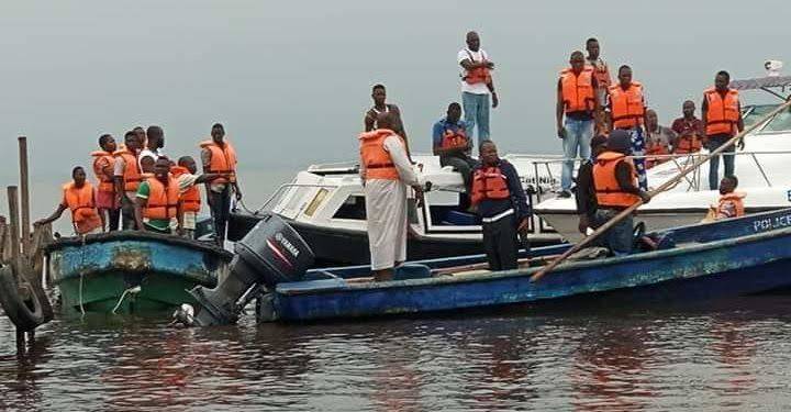 Boat carrying 20 travellers in Rivers 1
